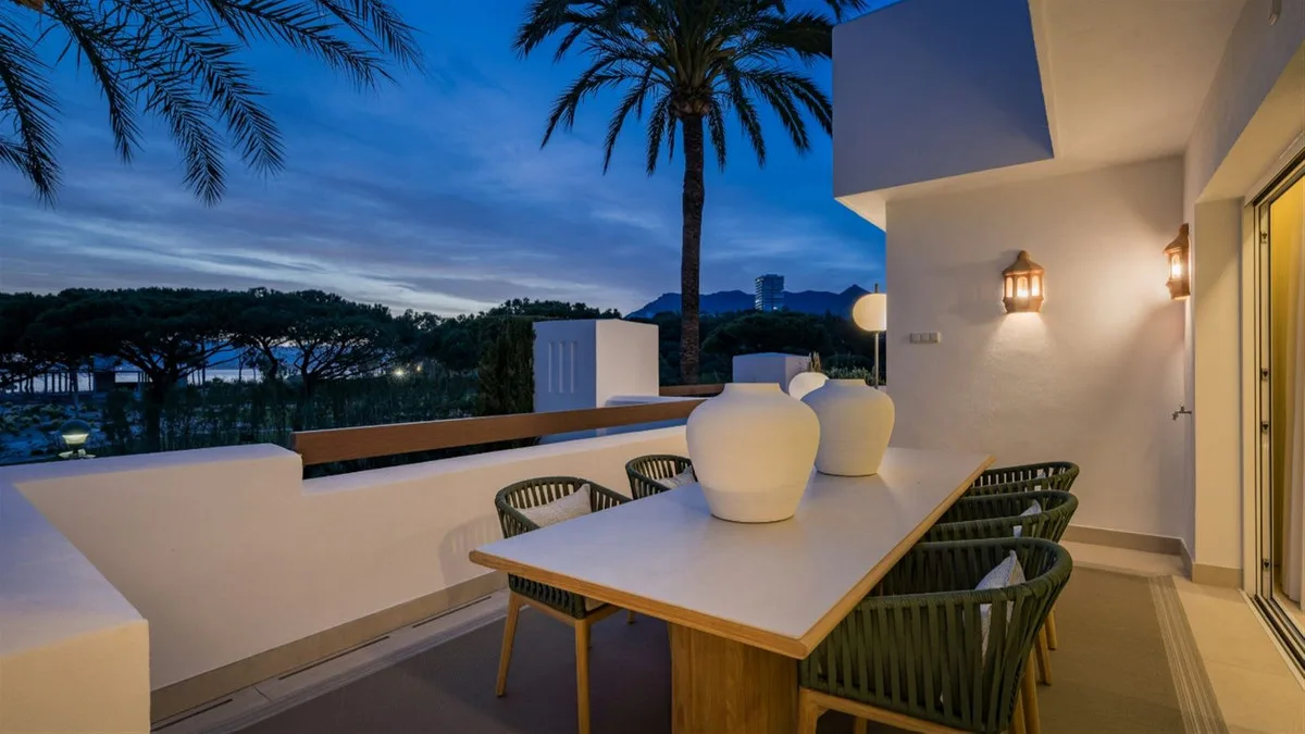 Los Monteros – Totalrenovert leilighet i første rekke ved stranden, med stor vestvendt terrasse og to bassenger – bilde 14