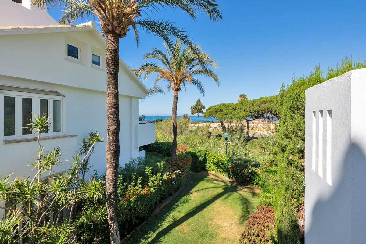 Los Monteros – Totalrenovert leilighet i første rekke ved stranden, med stor vestvendt terrasse og to bassenger – bilde 17
