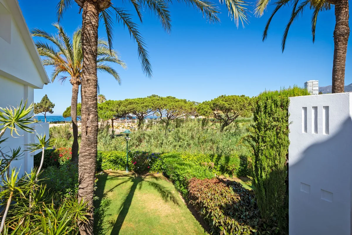Los Monteros – Totalrenovert leilighet i første rekke ved stranden, med stor vestvendt terrasse og to bassenger – bilde 18