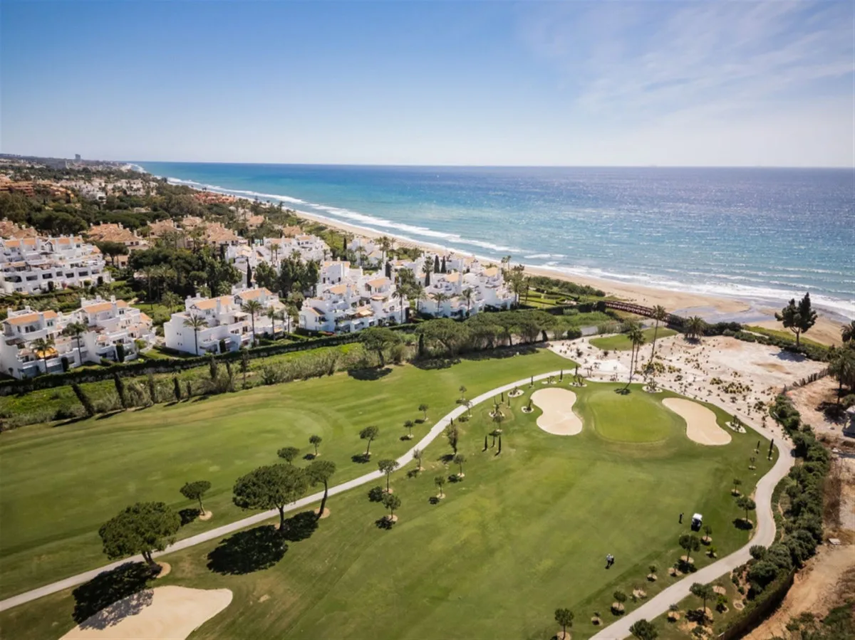 Los Monteros – Totalrenovert leilighet i første rekke ved stranden, med stor vestvendt terrasse og to bassenger – bilde 20