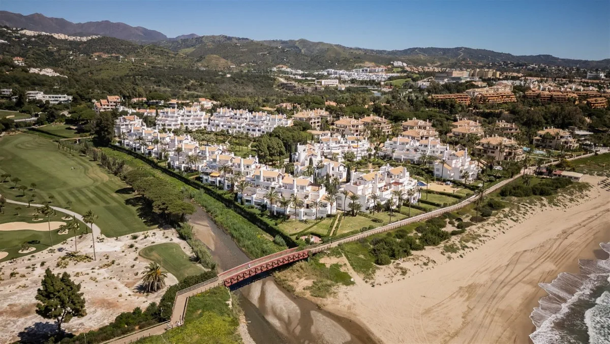 Los Monteros – Totalrenovert leilighet i første rekke ved stranden, med stor vestvendt terrasse og to bassenger – bilde 21
