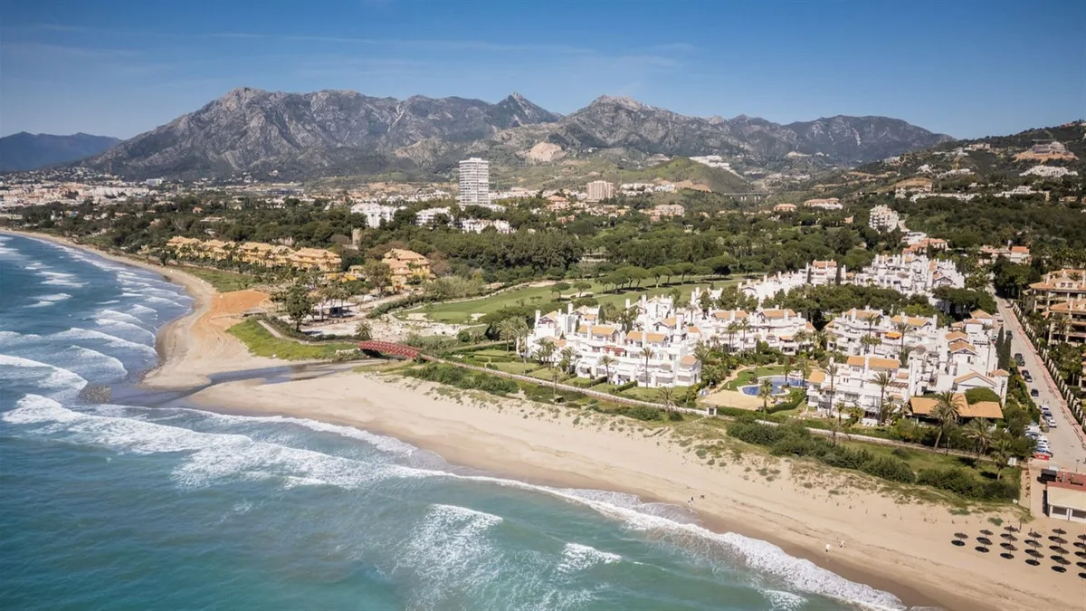 Los Monteros – Totalrenovert leilighet i første rekke ved stranden, med stor vestvendt terrasse og to bassenger – bilde 22