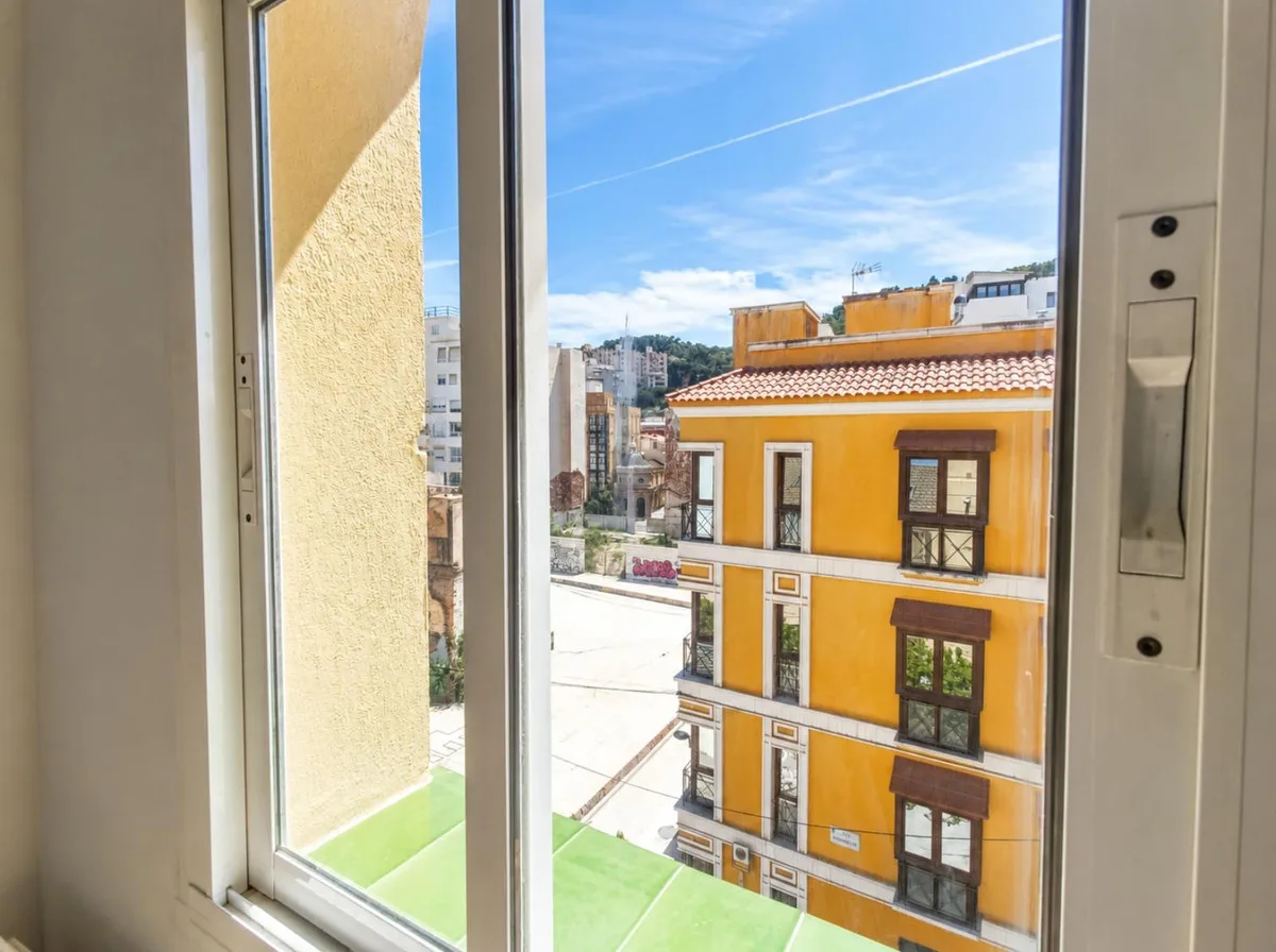 Málaga sentrum – møblert toppleilighet med turistlisens og privat takterrasse med utsikt over byen – bilde 12