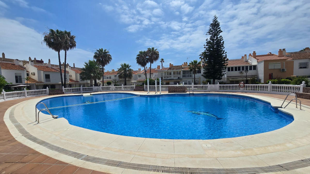 Guadalmar, Málaga – rekkehus på to plan med fire soverom, peis og uteplass nær stranden – bilde 2