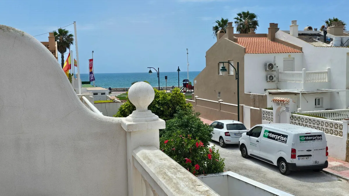 Guadalmar, Málaga – rekkehus på to plan med fire soverom, peis og uteplass nær stranden – bilde 9