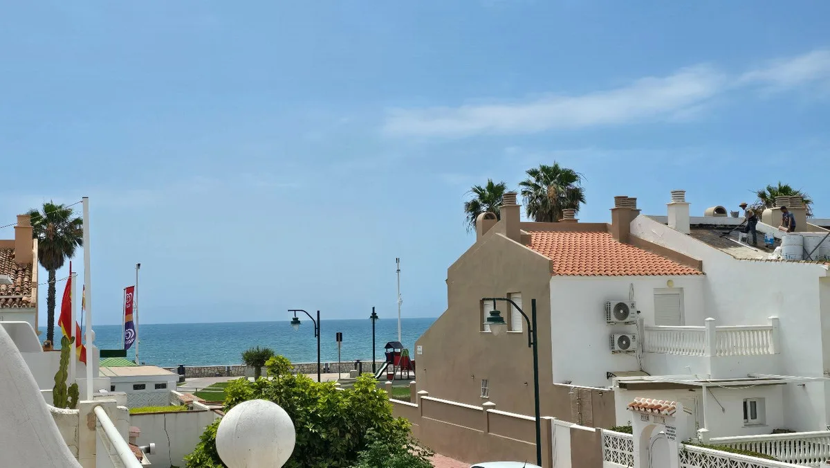 Guadalmar, Málaga – rekkehus på to plan med fire soverom, peis og uteplass nær stranden – bilde 37