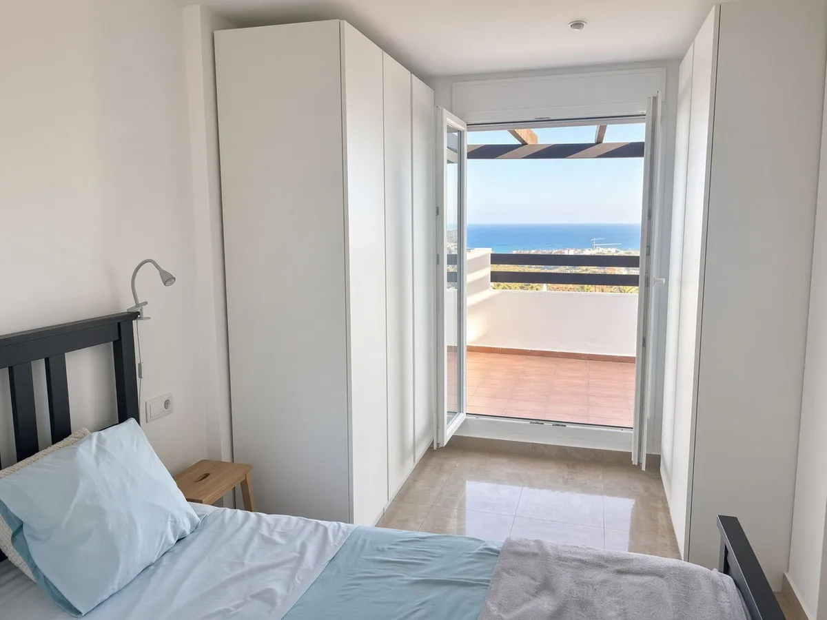 La Duquesa – leilighet over to plan med tre soverom, store terrasser, havutsikt og parkering for to biler – bilde 24