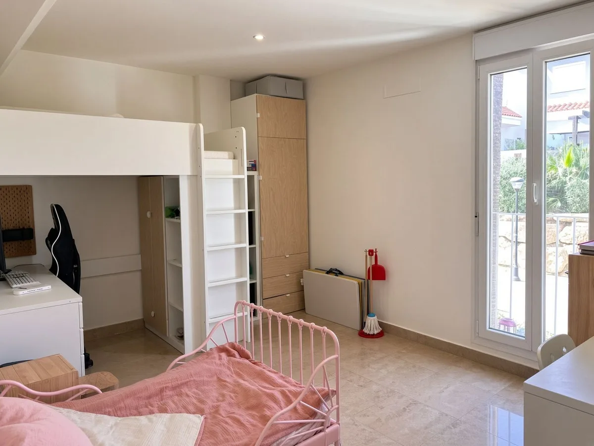 La Duquesa – leilighet over to plan med tre soverom, store terrasser, havutsikt og parkering for to biler – bilde 26