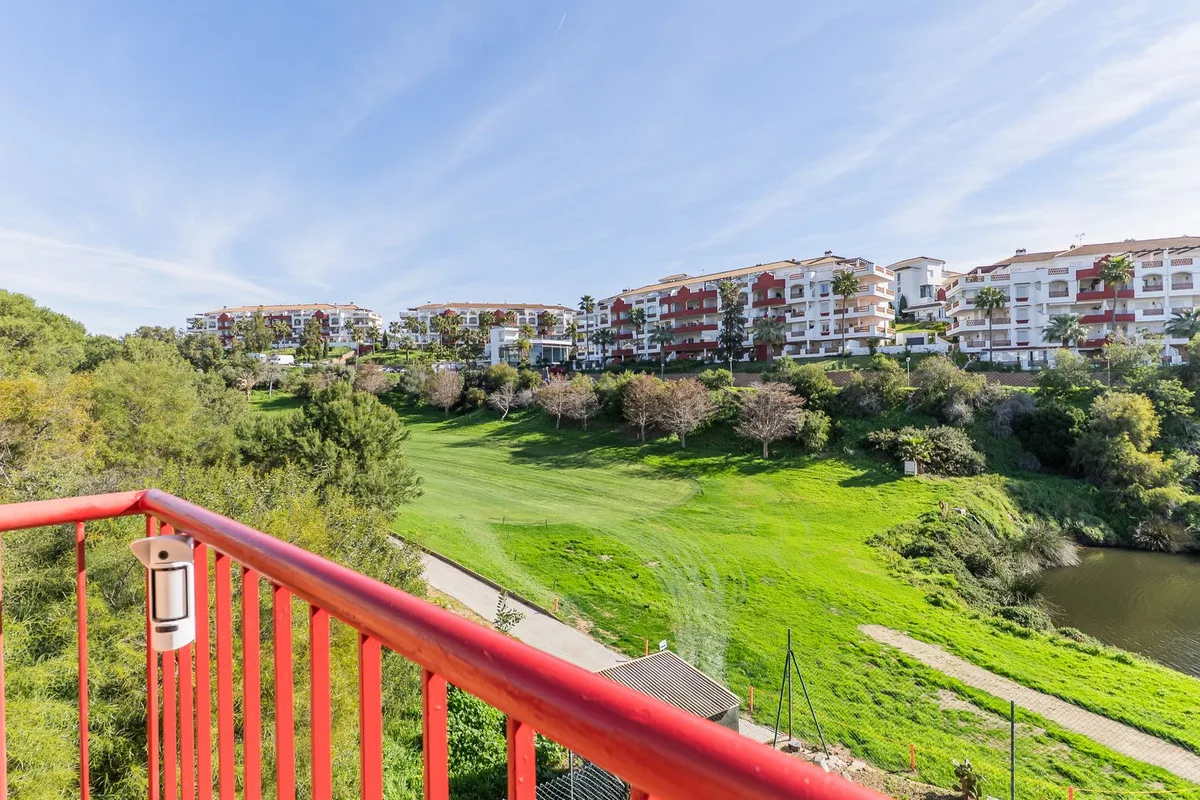 Riviera del Sol – oppusset leilighet i første rekke til golfbanen med utsikt over banen og innsjøen – bilde 20