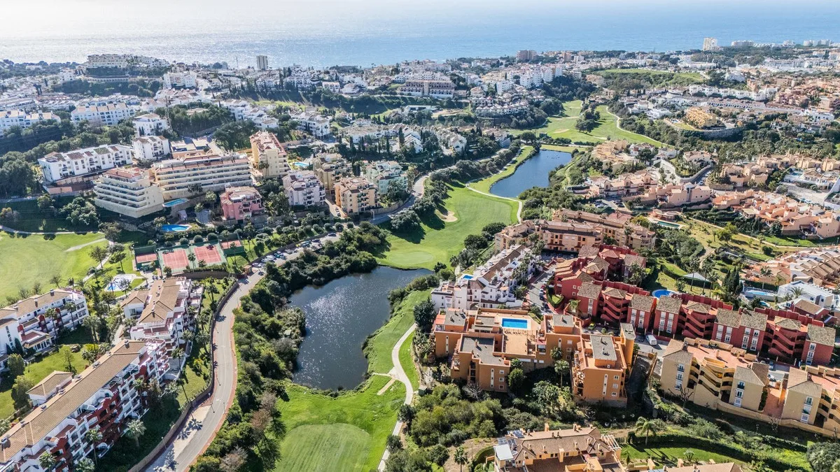 Riviera del Sol – oppusset leilighet i første rekke til golfbanen med utsikt over banen og innsjøen – bilde 21