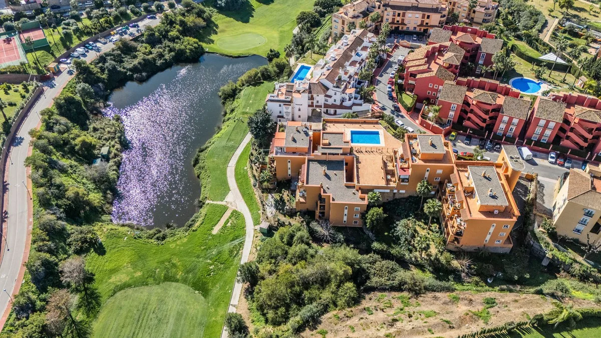 Riviera del Sol – oppusset leilighet i første rekke til golfbanen med utsikt over banen og innsjøen – bilde 22