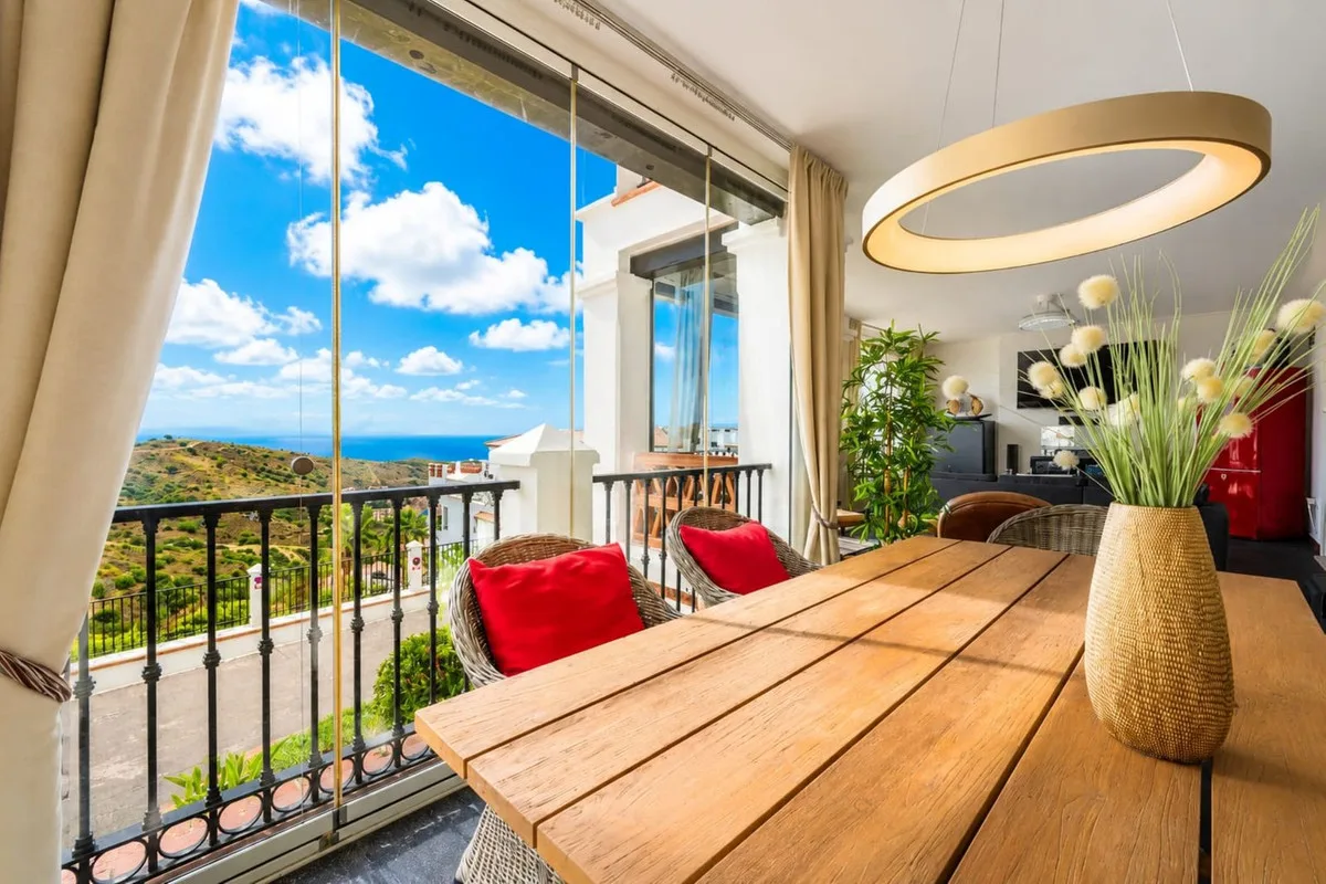 Calahonda – leilighet med panoramautsikt over havet, glassinnkledd terrasse og fem felles basseng – bilde 4