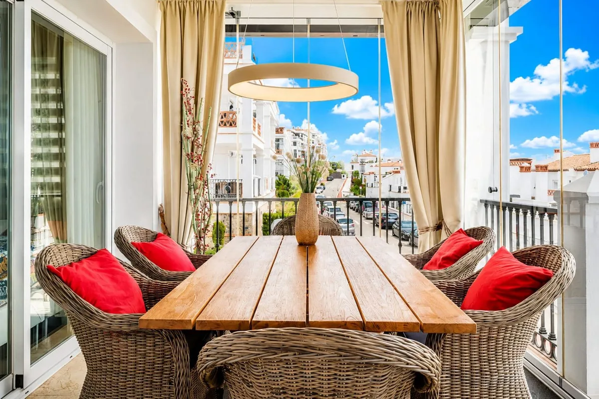 Calahonda – leilighet med panoramautsikt over havet, glassinnkledd terrasse og fem felles basseng – bilde 6