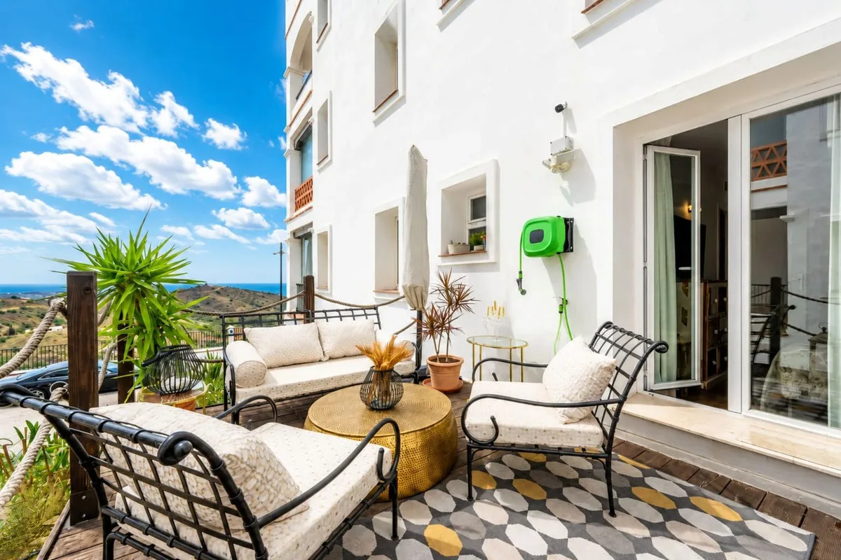 Calahonda – leilighet med panoramautsikt over havet, glassinnkledd terrasse og fem felles basseng – bilde 9