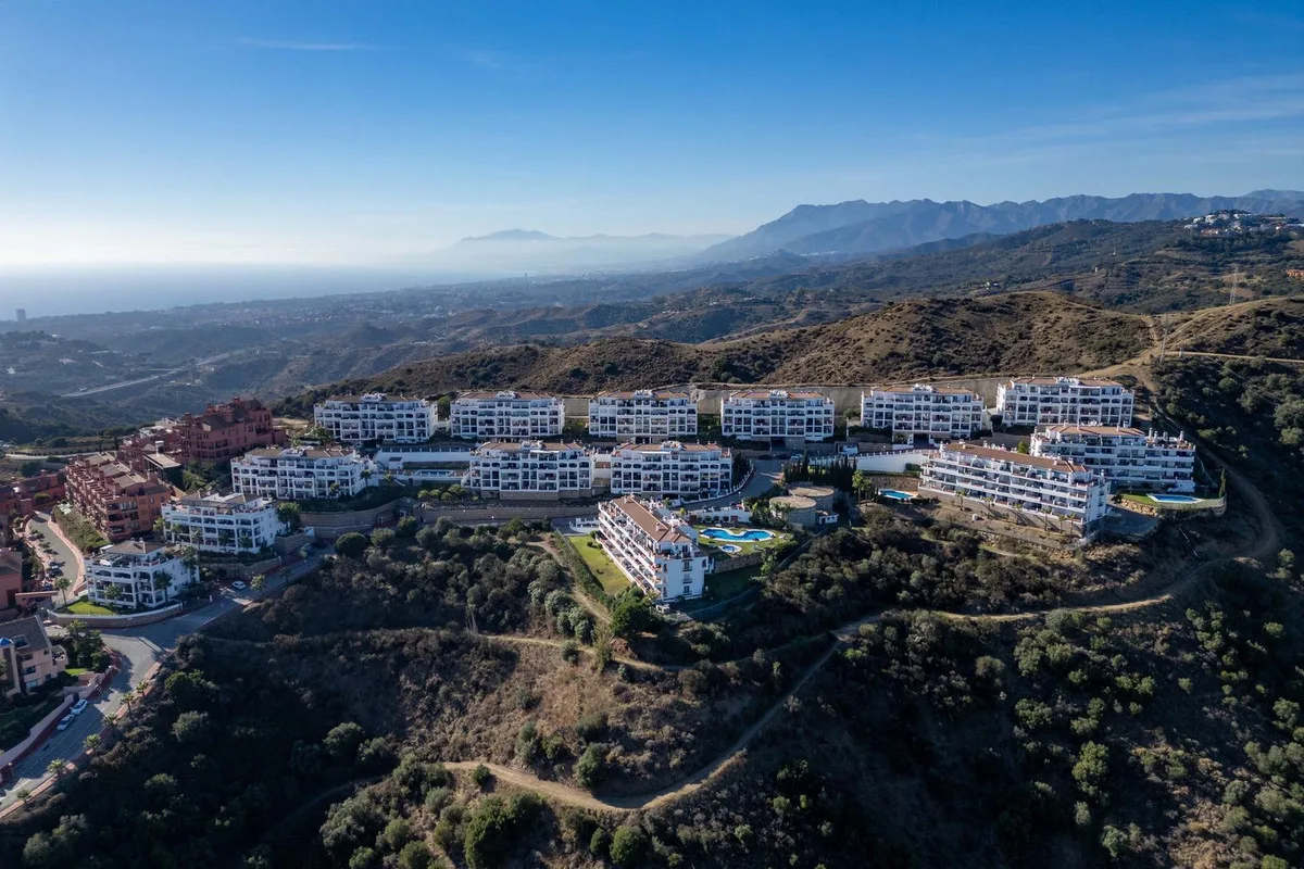 Calahonda – leilighet med panoramautsikt over havet, glassinnkledd terrasse og fem felles basseng – bilde 28