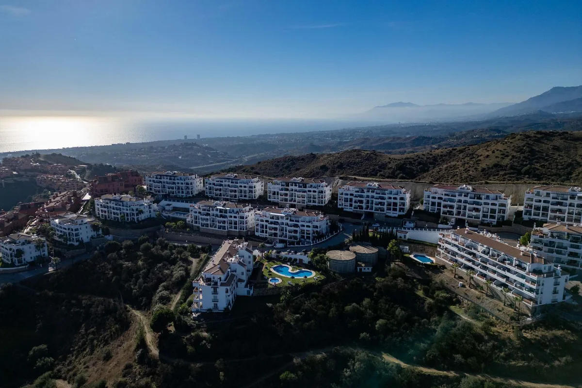 Calahonda – leilighet med panoramautsikt over havet, glassinnkledd terrasse og fem felles basseng – bilde 29