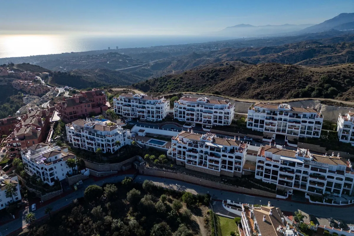 Calahonda – leilighet med panoramautsikt over havet, glassinnkledd terrasse og fem felles basseng – bilde 30