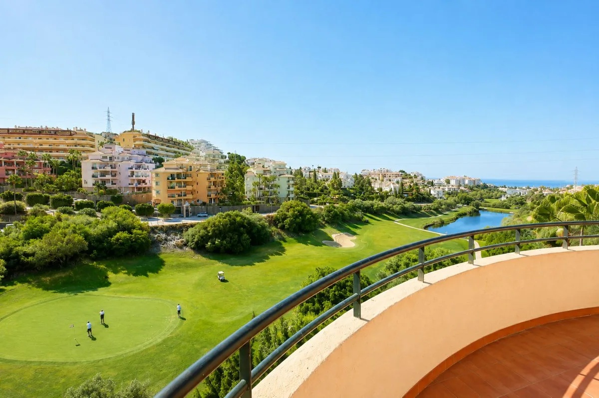 Riviera del Sol – leilighet over to plan med tre soverom, store terrasser og utsikt over golfbanen og havet – bilde 5