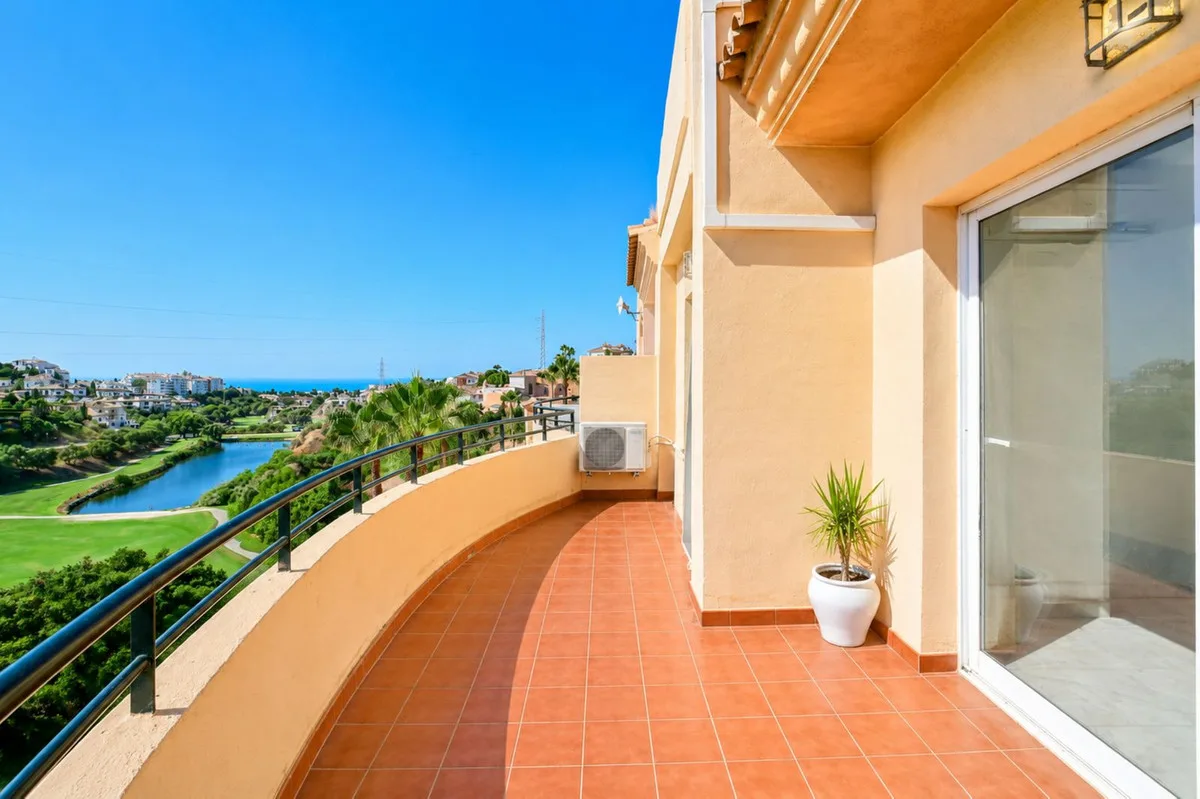 Riviera del Sol – leilighet over to plan med tre soverom, store terrasser og utsikt over golfbanen og havet – bilde 6