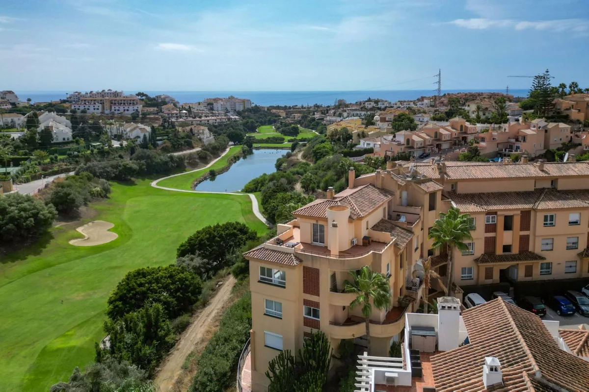 Riviera del Sol – leilighet over to plan med tre soverom, store terrasser og utsikt over golfbanen og havet – bilde 7