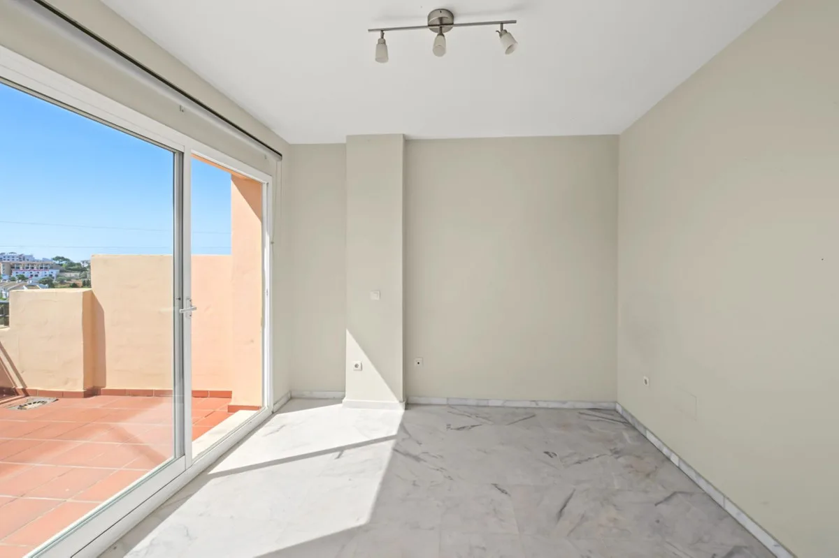 Riviera del Sol – leilighet over to plan med tre soverom, store terrasser og utsikt over golfbanen og havet – bilde 13