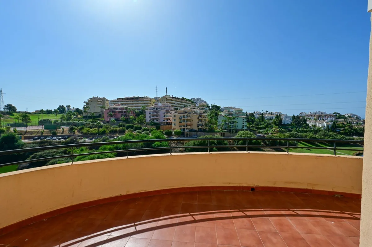 Riviera del Sol – leilighet over to plan med tre soverom, store terrasser og utsikt over golfbanen og havet – bilde 34