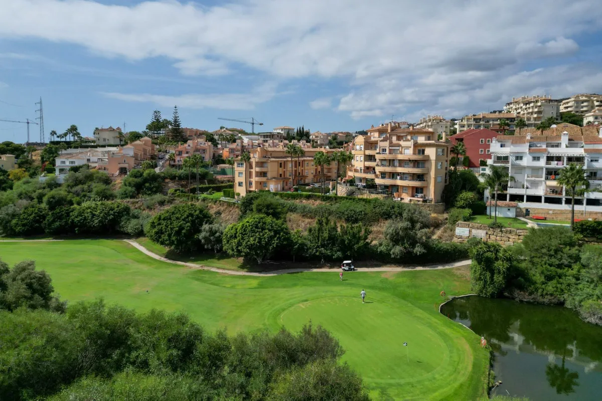 Riviera del Sol – leilighet over to plan med tre soverom, store terrasser og utsikt over golfbanen og havet – bilde 37