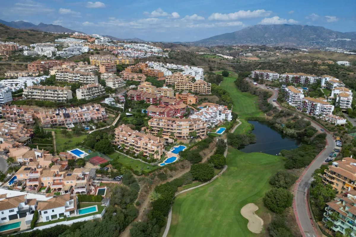 Riviera del Sol – leilighet over to plan med tre soverom, store terrasser og utsikt over golfbanen og havet – bilde 38