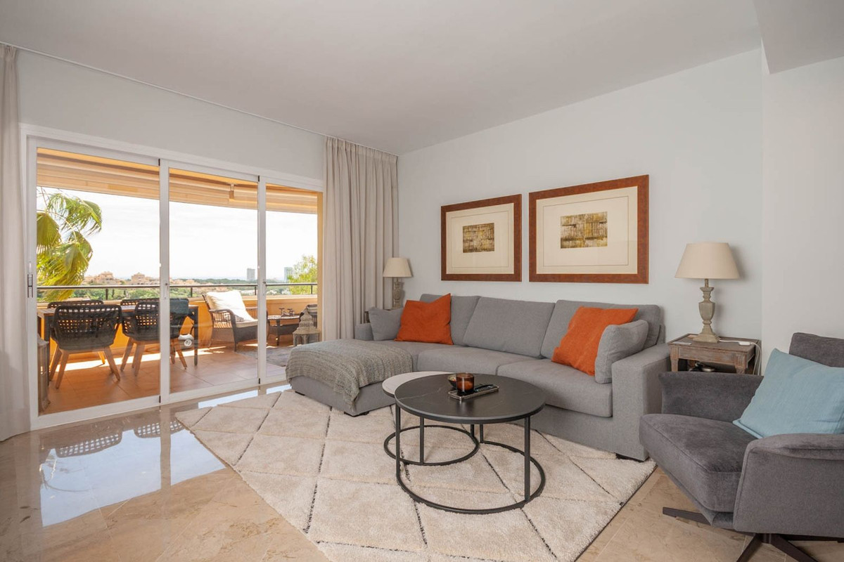 Elviria – Møblert leilighet i Elviria Hills med tre soverom, terrasse og utsikt over golfbanen og havet – bilde 2