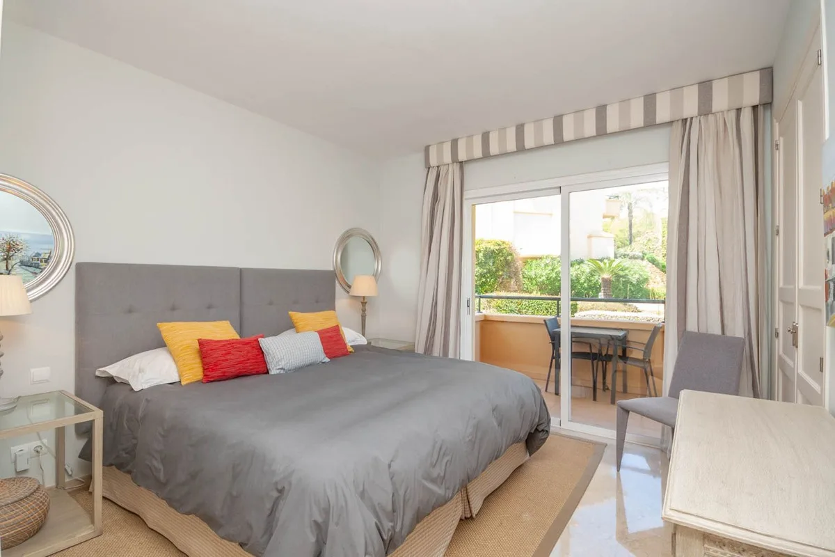 Elviria – Møblert leilighet i Elviria Hills med tre soverom, terrasse og utsikt over golfbanen og havet – bilde 9