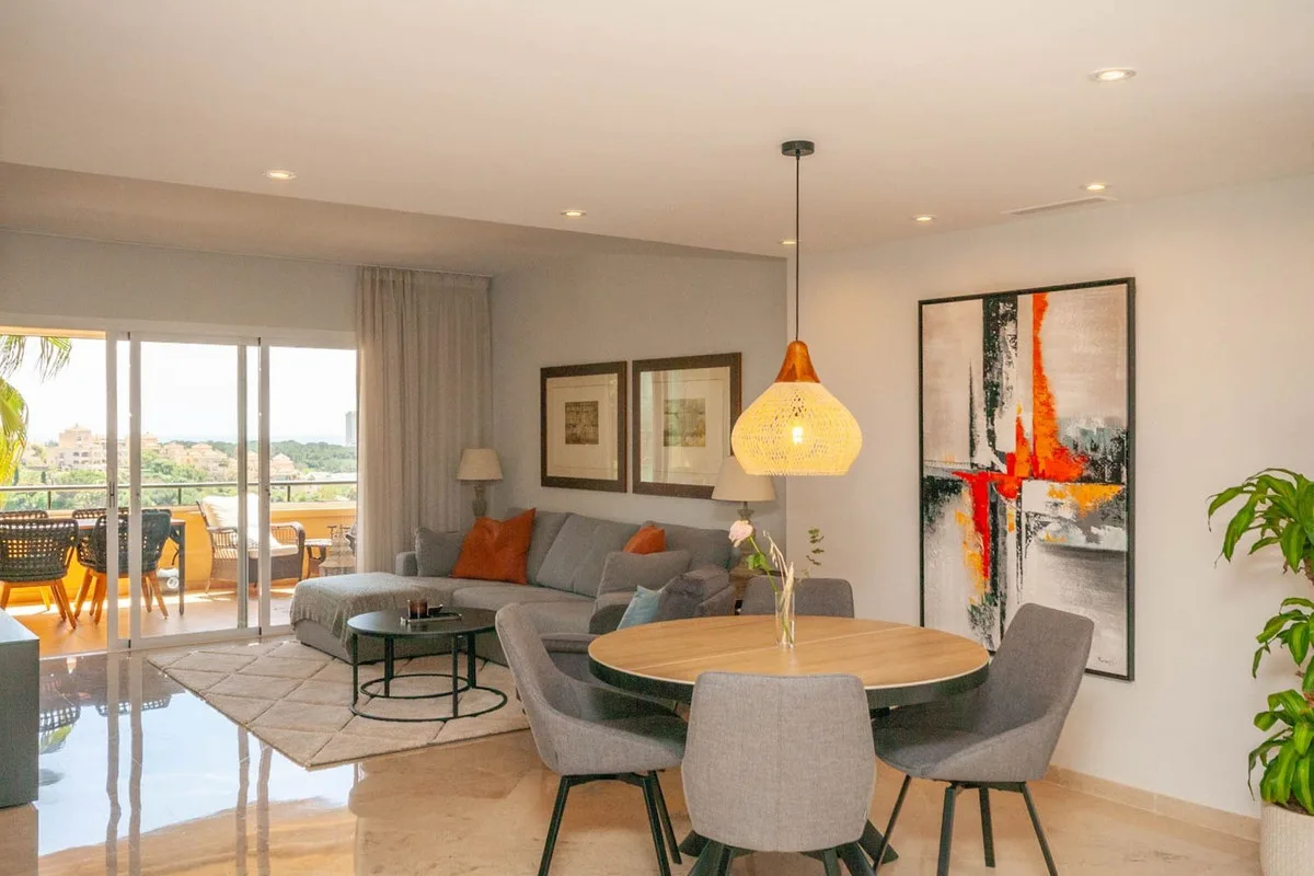Elviria – Møblert leilighet i Elviria Hills med tre soverom, terrasse og utsikt over golfbanen og havet – bilde 11