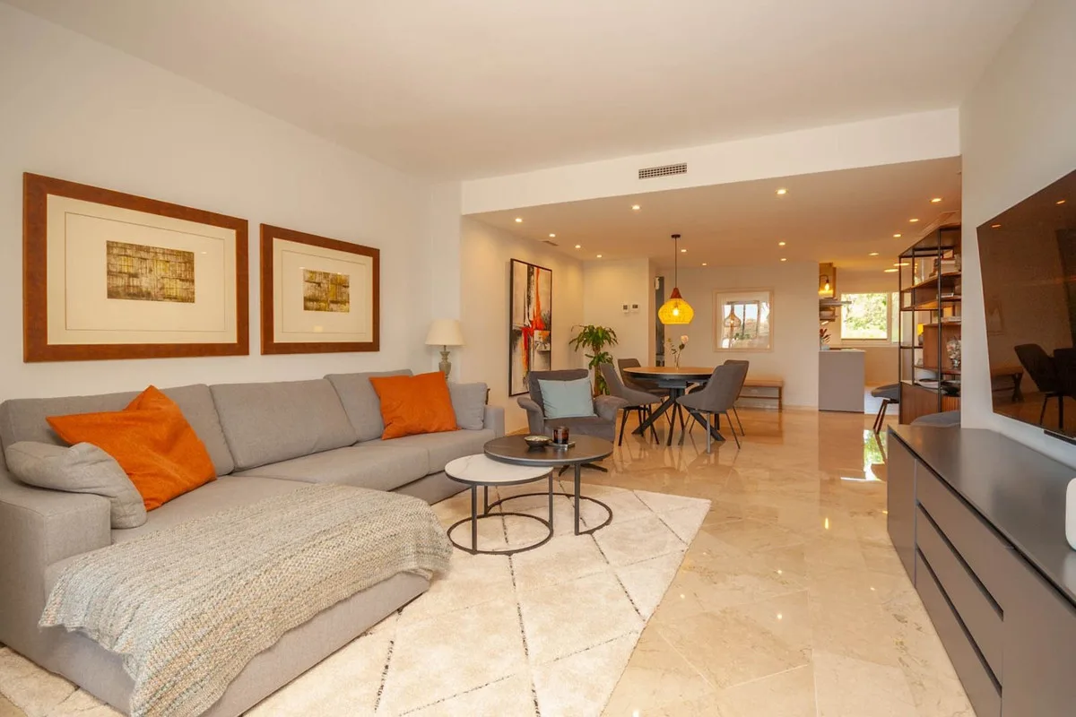 Elviria – Møblert leilighet i Elviria Hills med tre soverom, terrasse og utsikt over golfbanen og havet – bilde 12