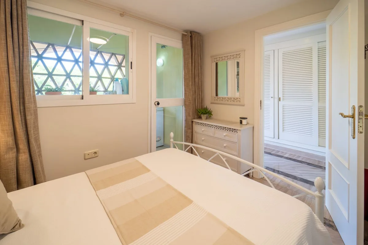 Elviria – Leilighet i Hacienda Playa med tre soverom, sørvendt terrasse og garasje – bilde 16