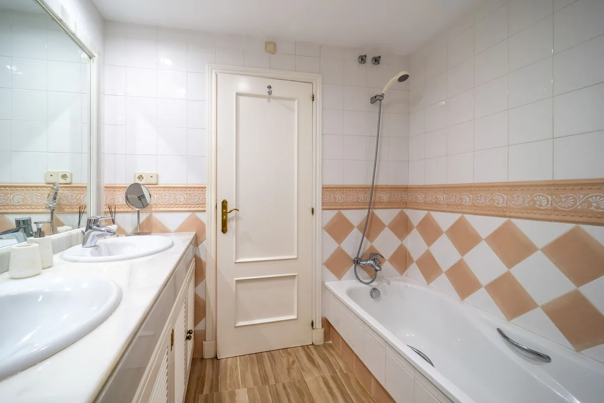 Elviria – Leilighet i Hacienda Playa med tre soverom, sørvendt terrasse og garasje – bilde 18