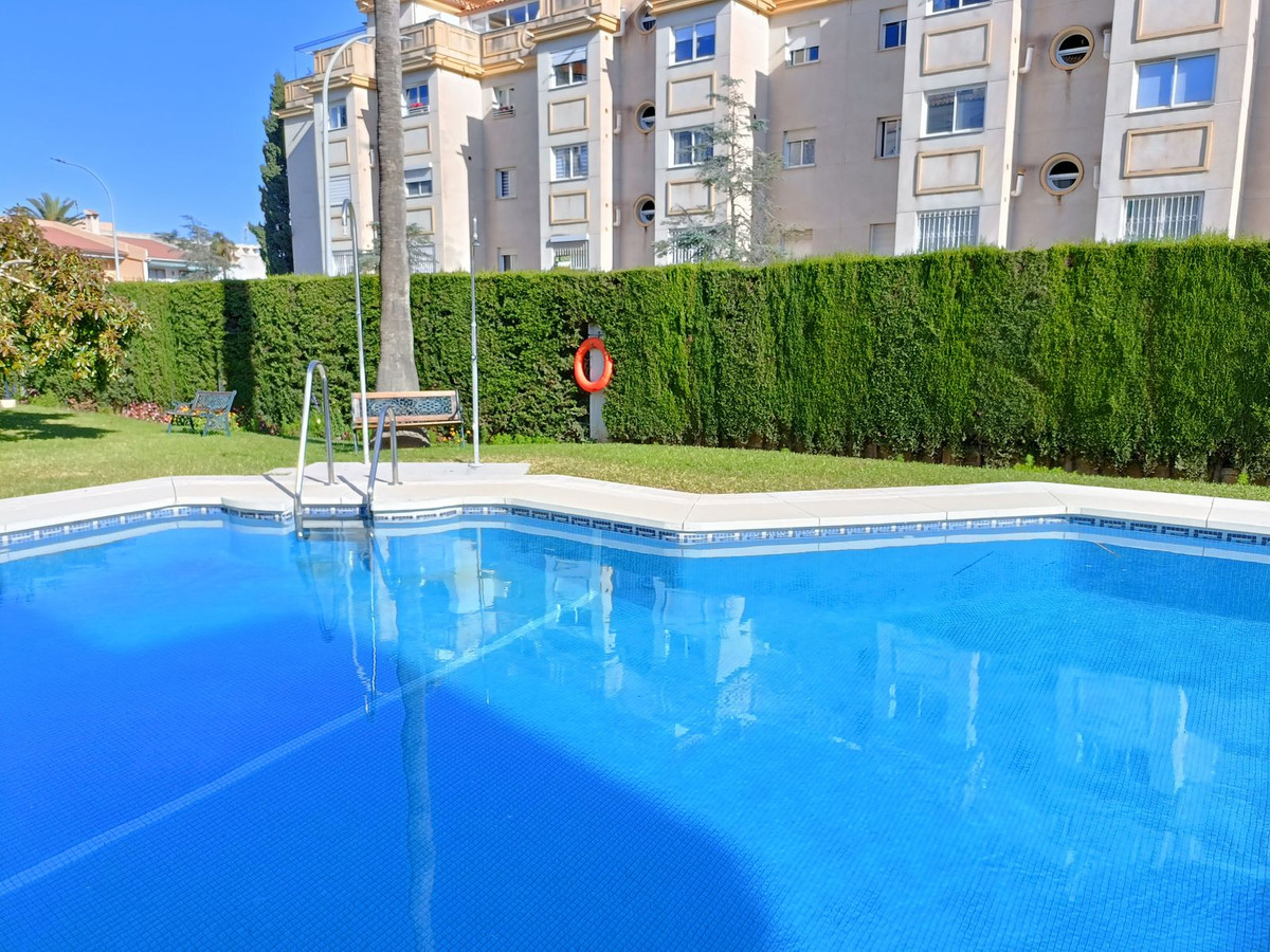 Torremolinos – Sørvendt terrasse, to soverom og privat parkering i lukket anlegg nær havet – bilde 3