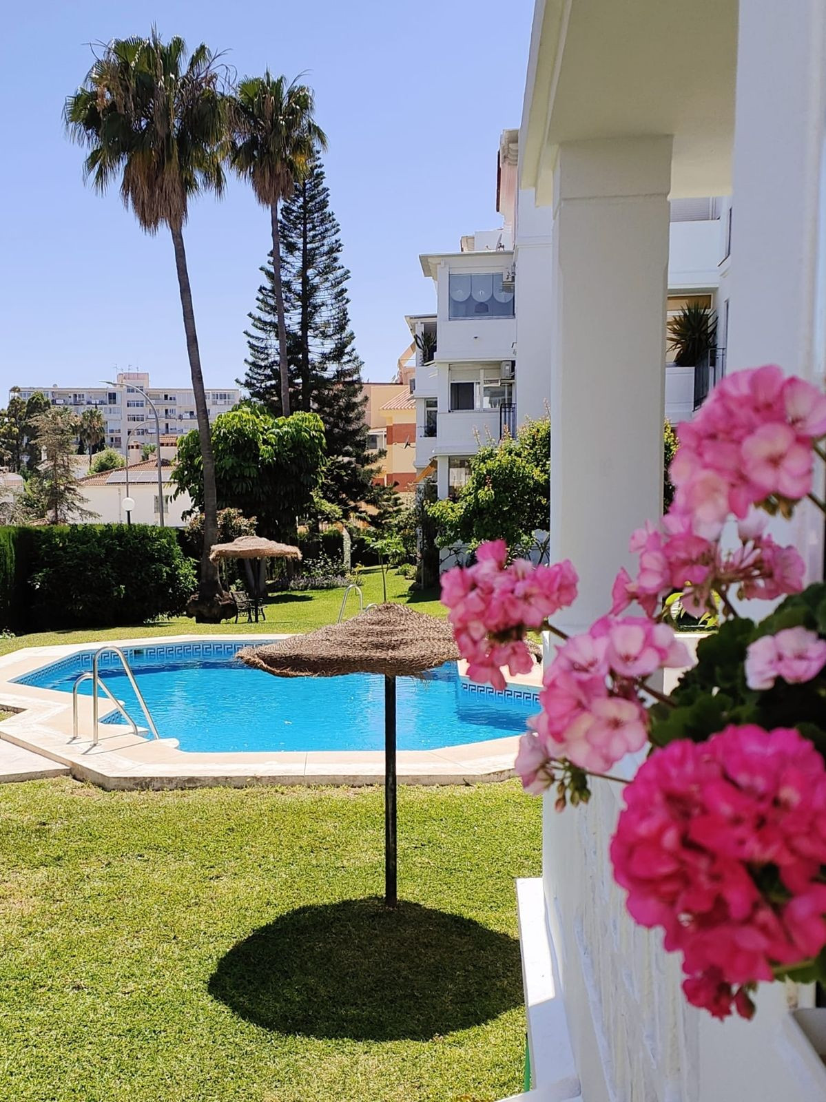 Torremolinos – Sørvendt terrasse, to soverom og privat parkering i lukket anlegg nær havet – bilde 1