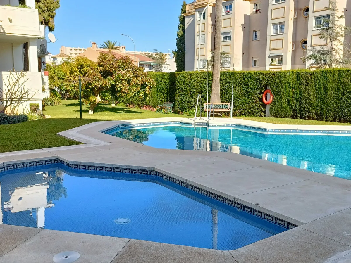 Torremolinos – Sørvendt terrasse, to soverom og privat parkering i lukket anlegg nær havet – bilde 4