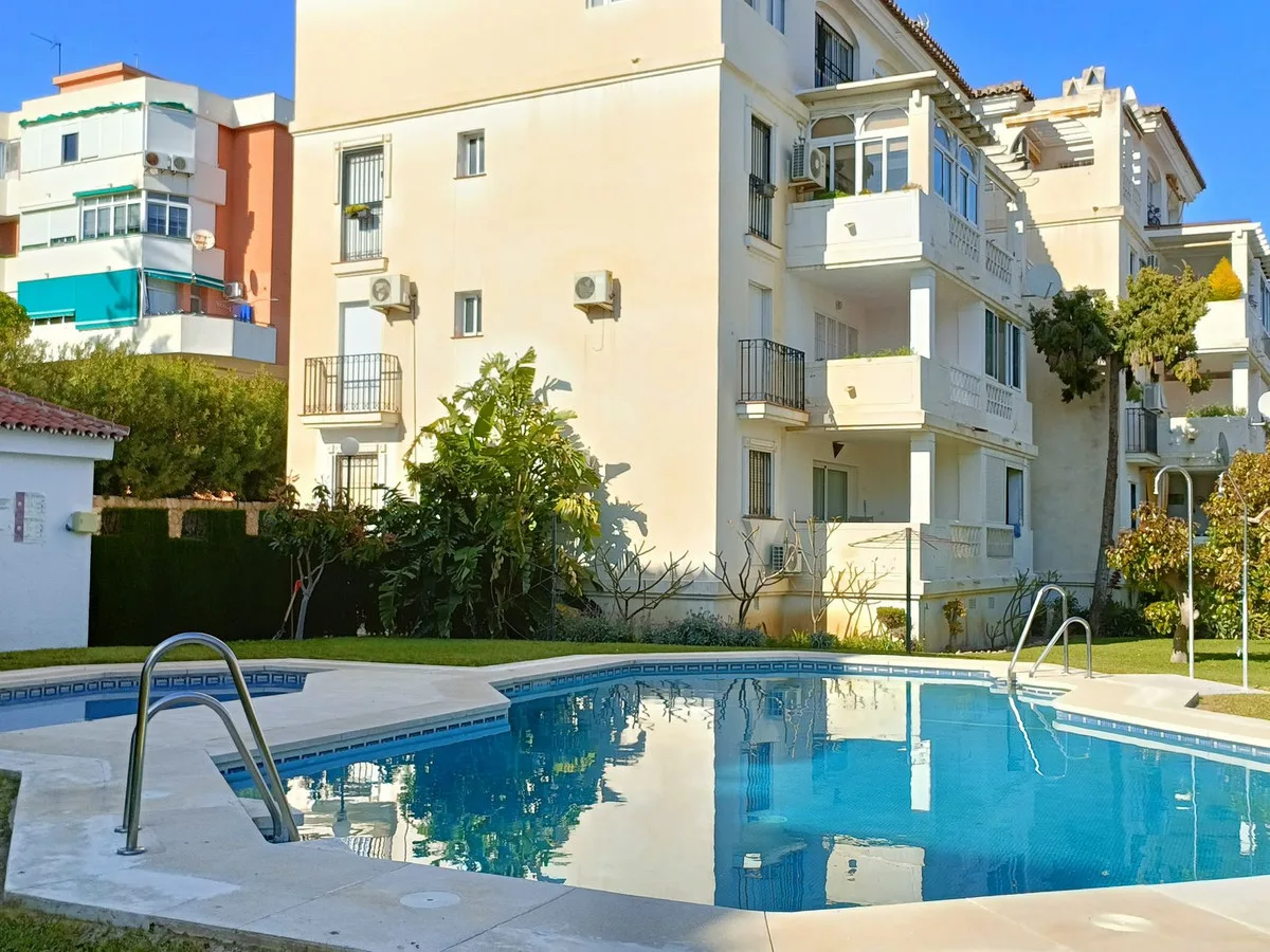 Torremolinos – Sørvendt terrasse, to soverom og privat parkering i lukket anlegg nær havet – bilde 7