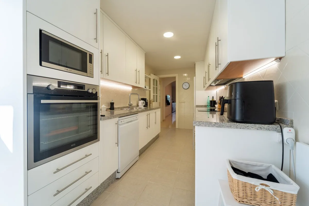 Elviria - Romslig leilighet med to soverom, terrasse og privat garasje – bilde 15