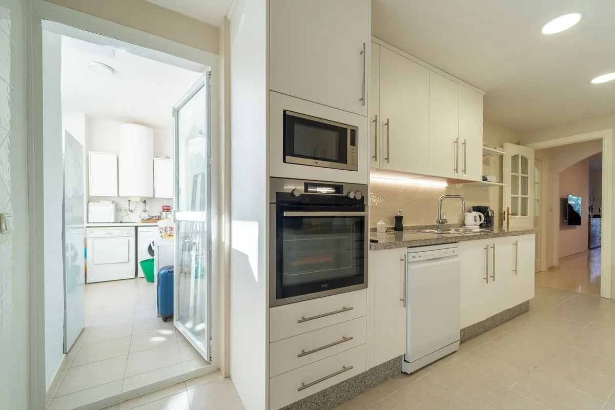 Elviria - Romslig leilighet med to soverom, terrasse og privat garasje – bilde 16