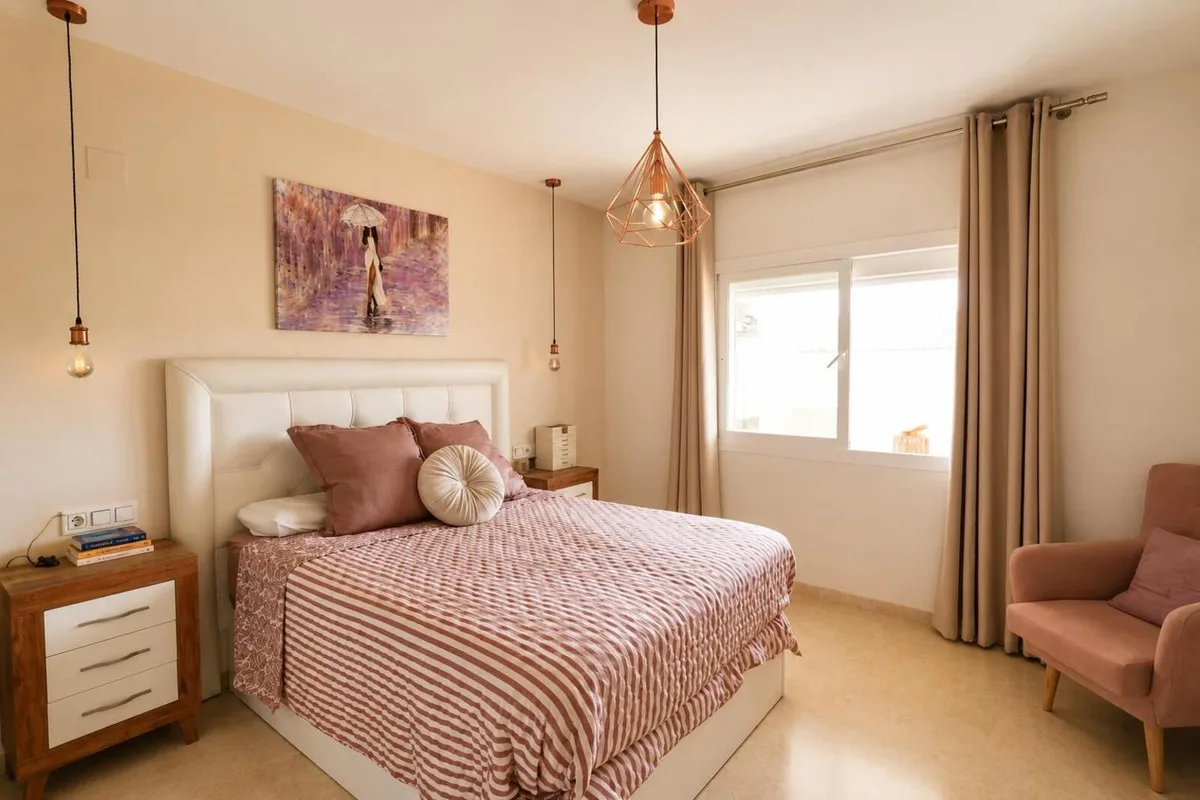Elviria – Morgensol, kveldssol og seks bassenger. Flott leilighet med 2 soverom i Santa María Green Hills – bilde 6