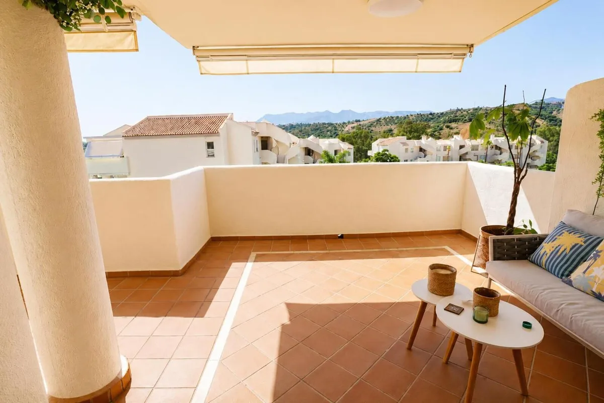 Elviria – Morgensol, kveldssol og seks bassenger. Flott leilighet med 2 soverom i Santa María Green Hills – bilde 7