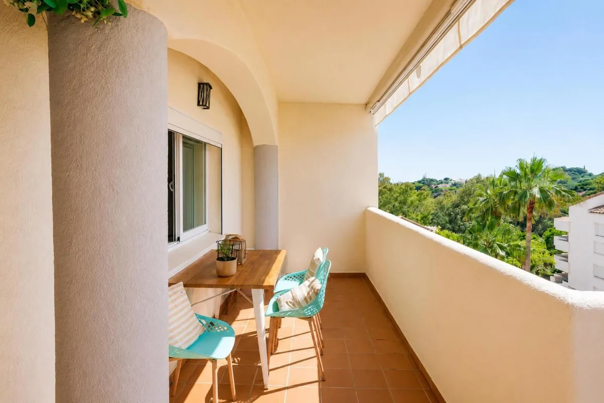 Elviria – Morgensol, kveldssol og seks bassenger. Flott leilighet med 2 soverom i Santa María Green Hills – bilde 8