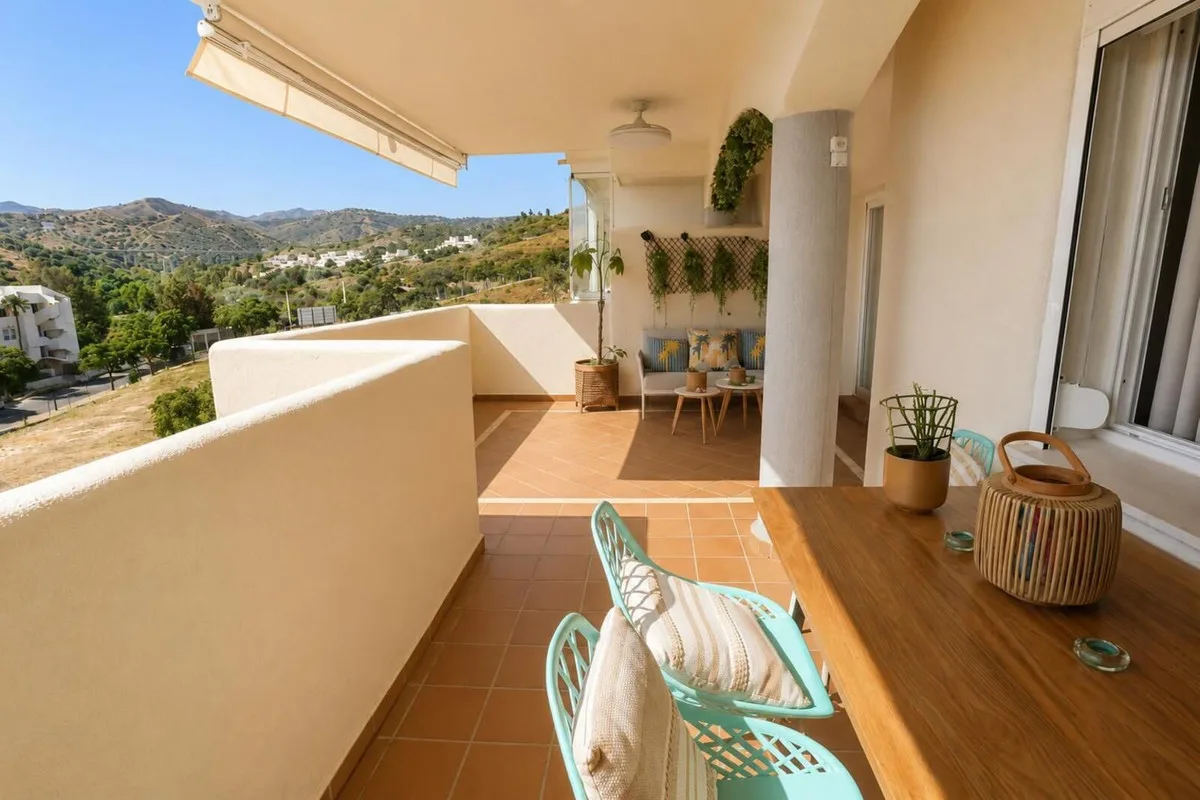 Elviria – Morgensol, kveldssol og seks bassenger. Flott leilighet med 2 soverom i Santa María Green Hills – bilde 9