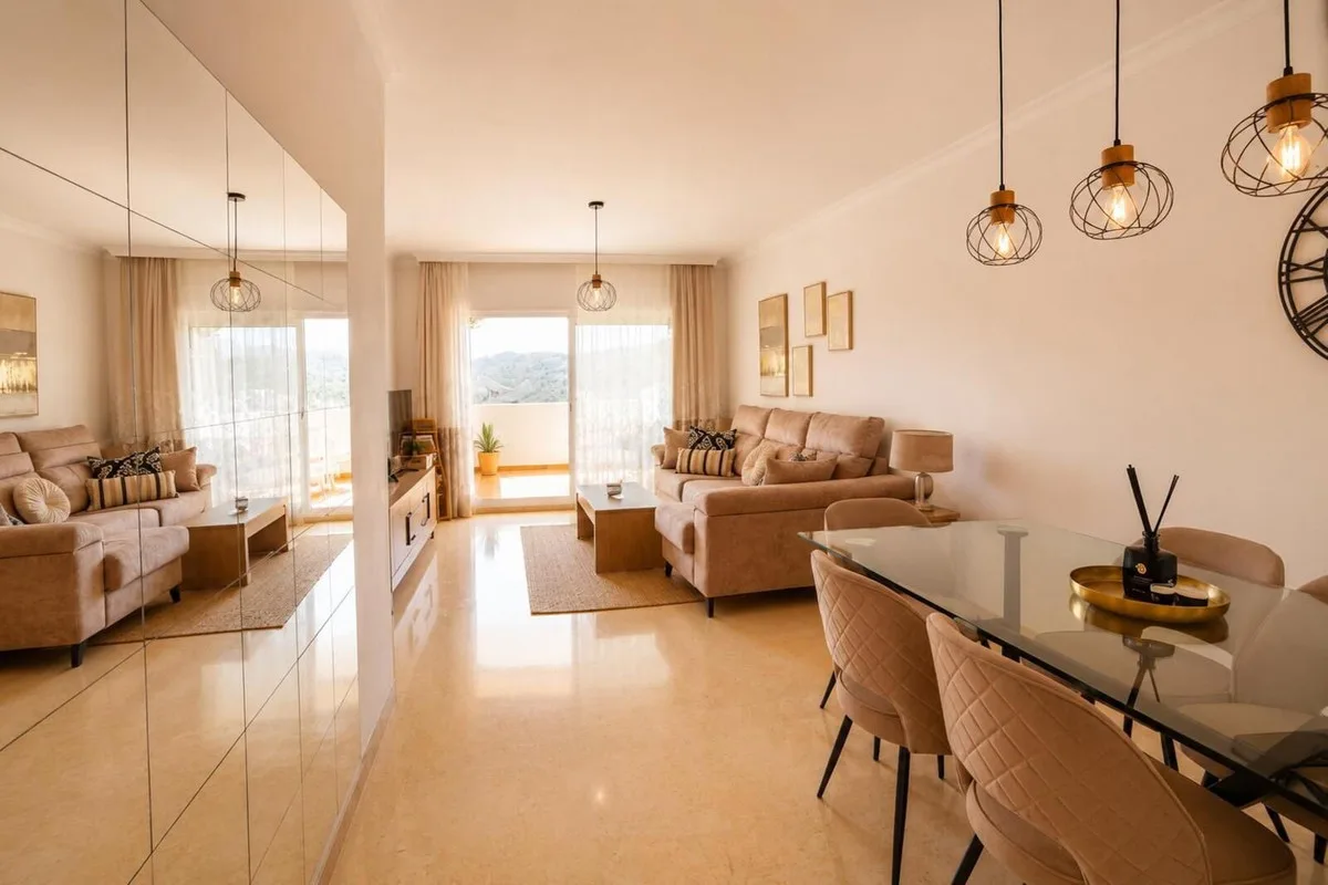 Elviria – Morgensol, kveldssol og seks bassenger. Flott leilighet med 2 soverom i Santa María Green Hills – bilde 11