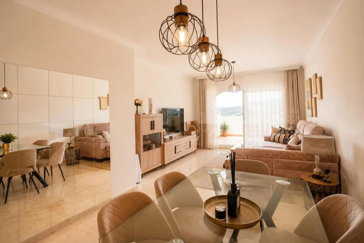 Elviria – Morgensol, kveldssol og seks bassenger. Flott leilighet med 2 soverom i Santa María Green Hills – bilde 12