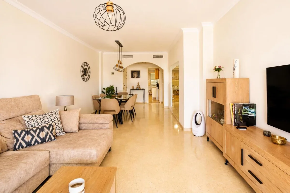 Elviria – Morgensol, kveldssol og seks bassenger. Flott leilighet med 2 soverom i Santa María Green Hills – bilde 13