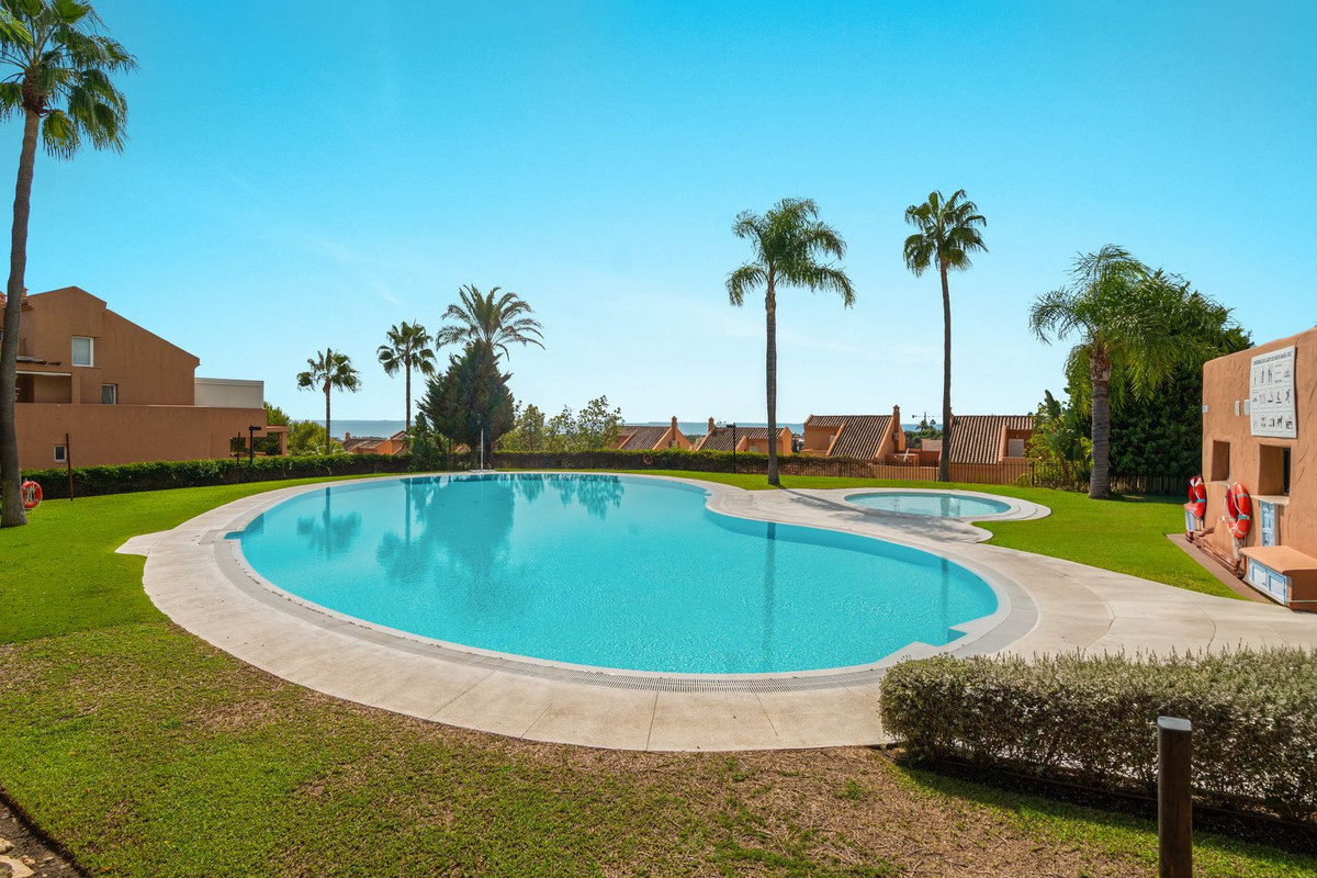 Santa Maria Golf, Elviria – hjørnepenthouse med havutsikt og terrasser rundt hele boligen. Turistlisens er på plass – bilde 2
