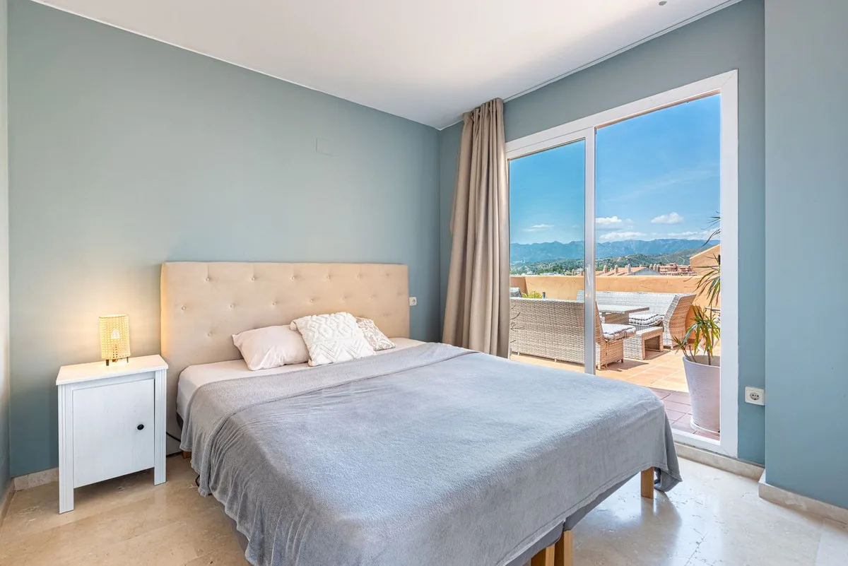 Santa Maria Golf, Elviria – hjørnepenthouse med havutsikt og terrasser rundt hele boligen. Turistlisens er på plass – bilde 9
