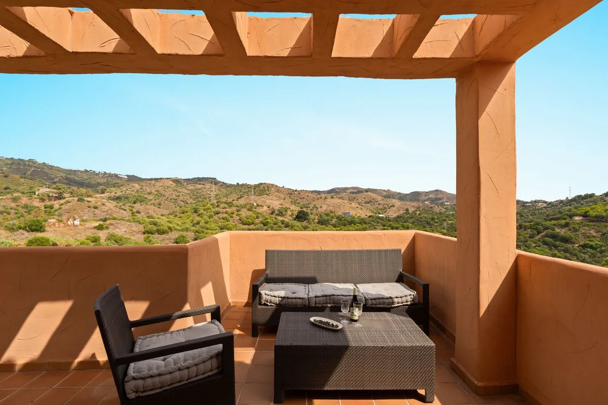 Santa Maria Golf, Elviria – hjørnepenthouse med havutsikt og terrasser rundt hele boligen. Turistlisens er på plass – bilde 12